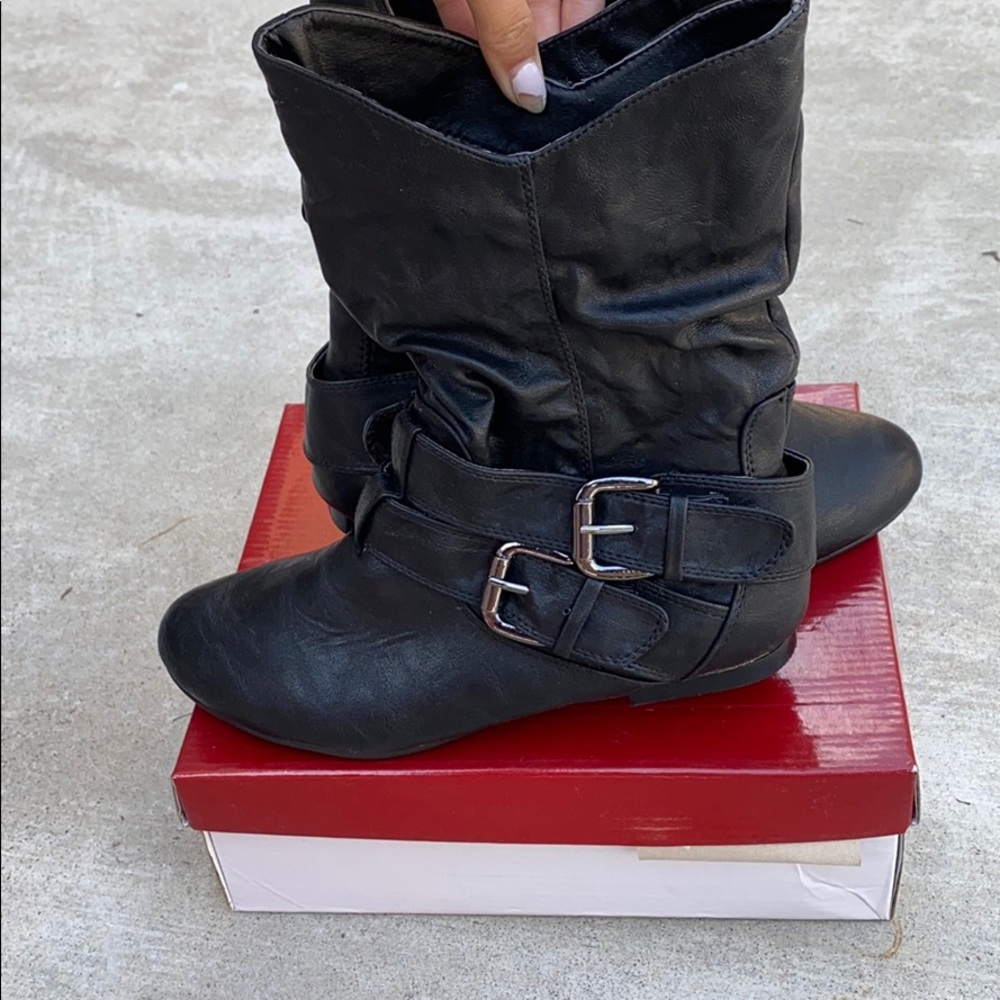 Saggy black boots